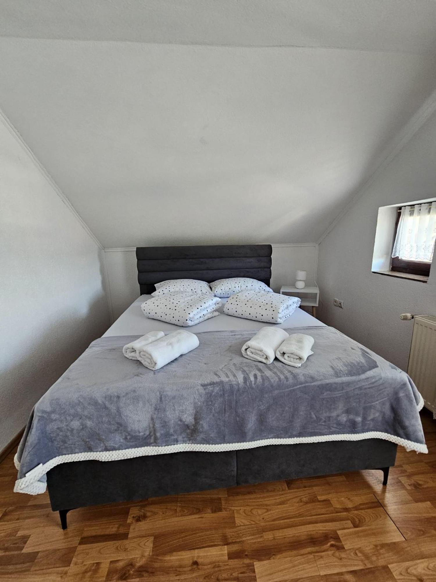 Holiday Home Peaceful Retreat Visoko Exteriör bild
