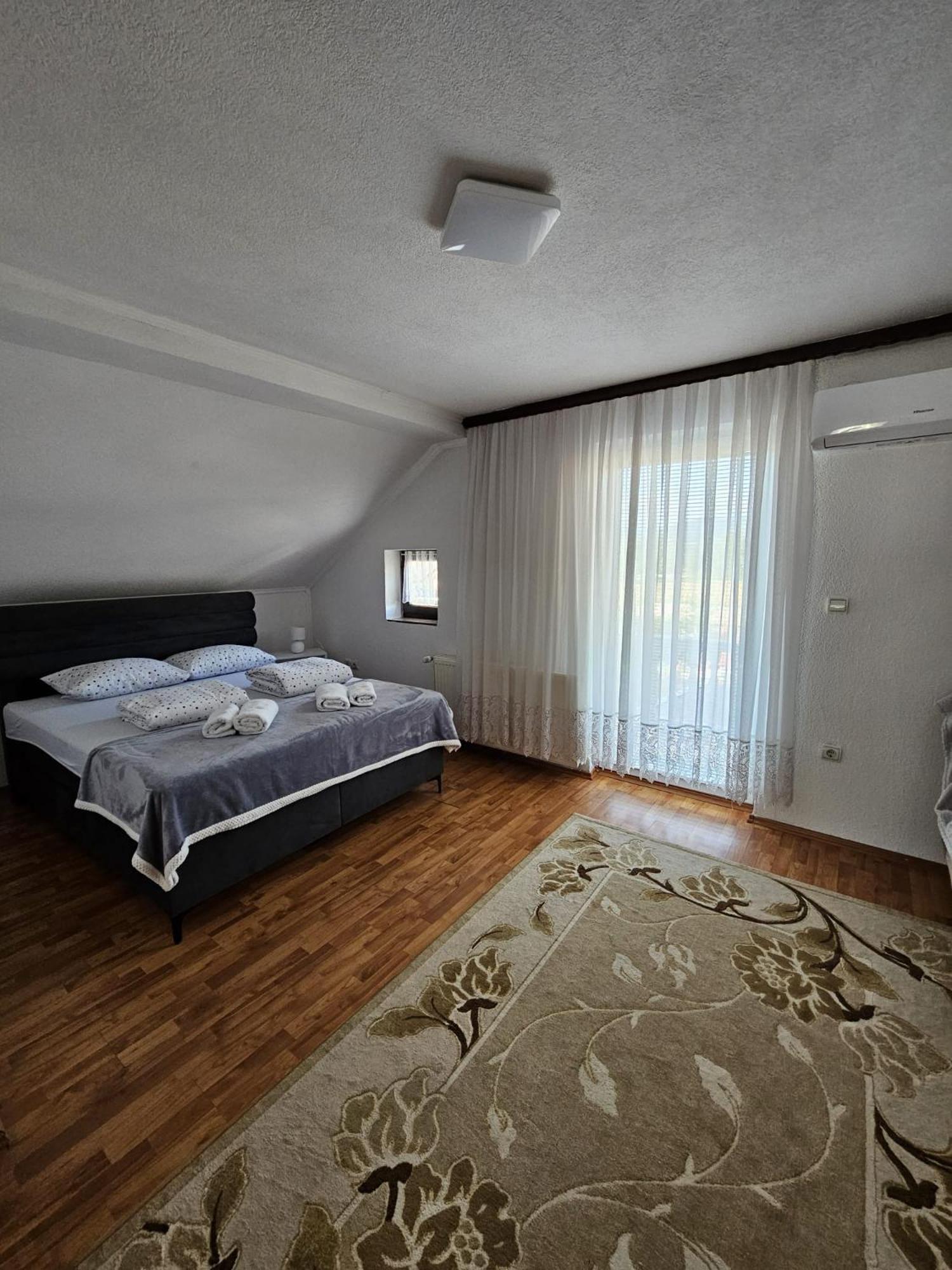 Holiday Home Peaceful Retreat Visoko Exteriör bild